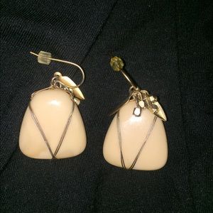 🌻 Beige stone earrings